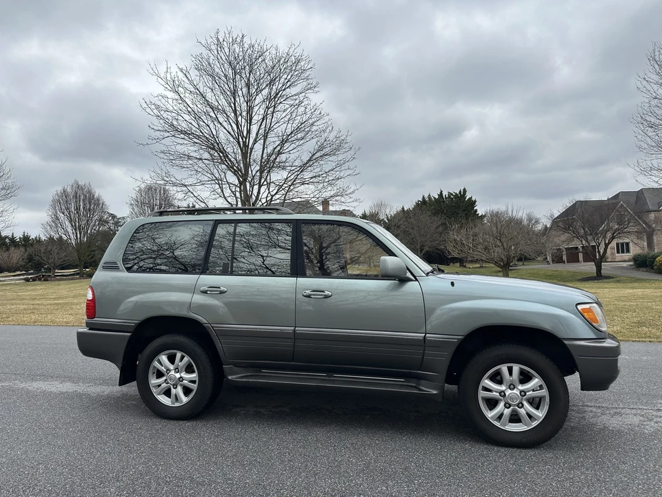 2001 Lexus LX 2nd Gen - Image 14 of 31