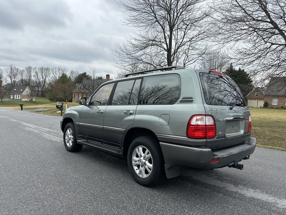 2001 Lexus LX 2nd Gen - Image 17 of 31