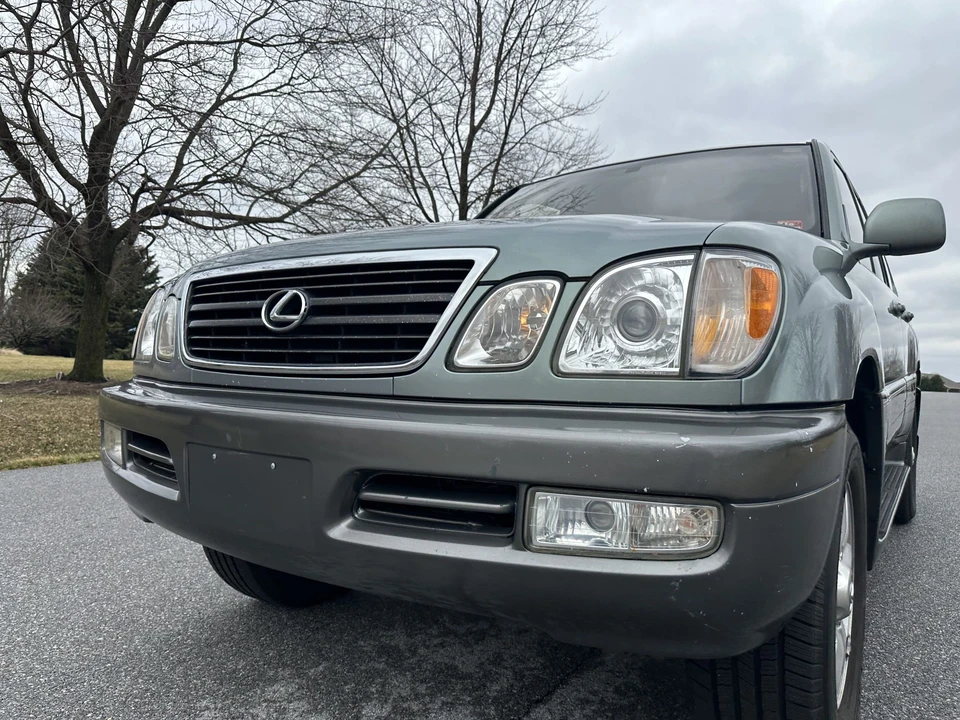 2001 Lexus LX 2nd Gen - Image 11 of 31