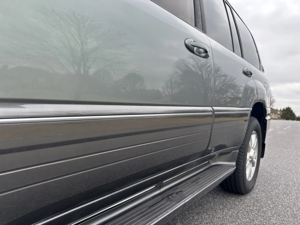 2001 Lexus LX 2nd Gen - Image 29 of 31