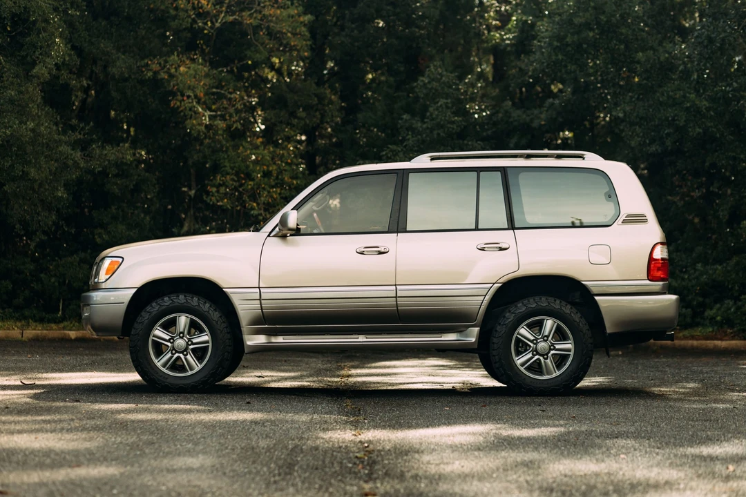 2001 Lexus LX 2nd Gen - Image 13 of 31