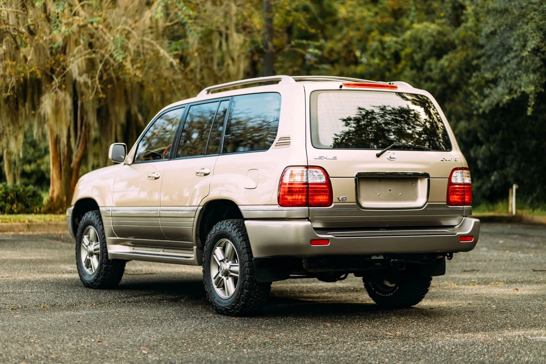 2001 Lexus LX 2nd Gen - Image 15 of 31