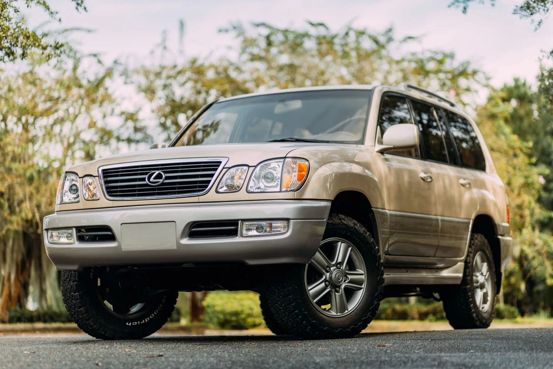 2001 Lexus LX 2nd Gen - Image 5 of 31