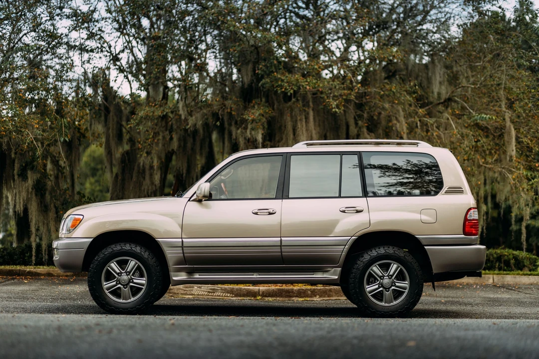 2001 Lexus LX 2nd Gen - Image 12 of 31