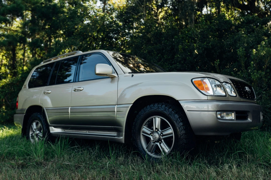 2001 Lexus LX 2nd Gen - Image 17 of 31