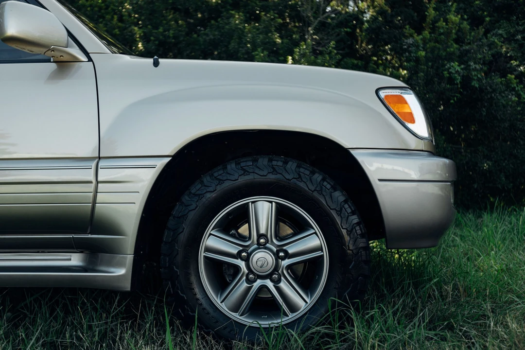 2001 Lexus LX 2nd Gen - Image 26 of 31