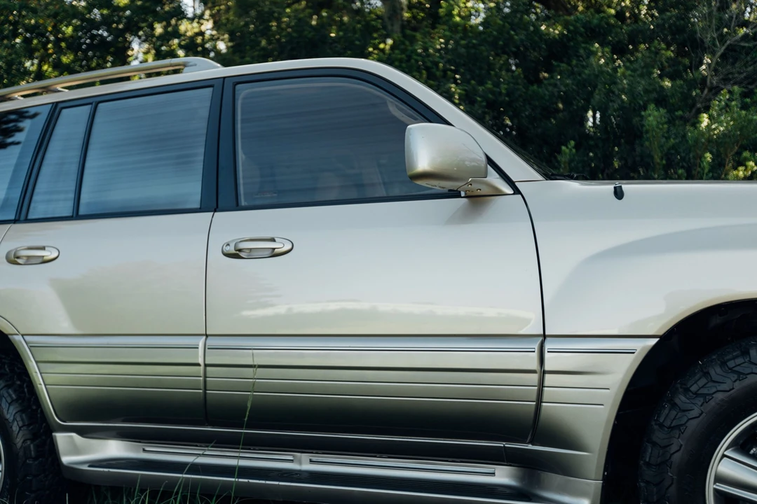 2001 Lexus LX 2nd Gen - Image 28 of 31