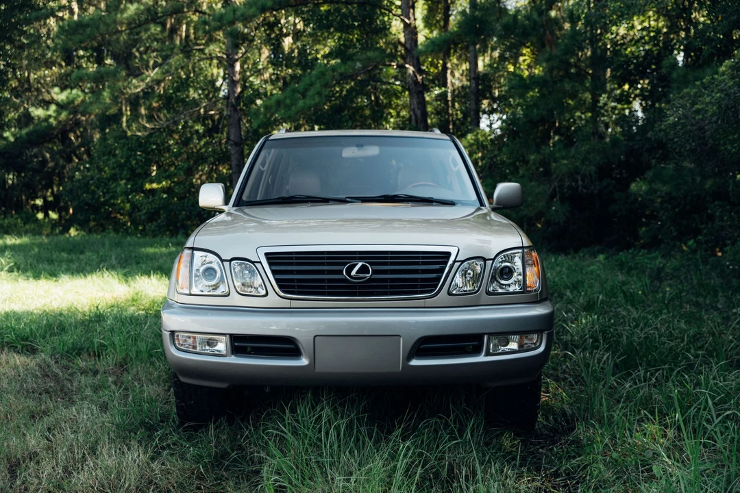2001 Lexus LX 2nd Gen - Image 18 of 31