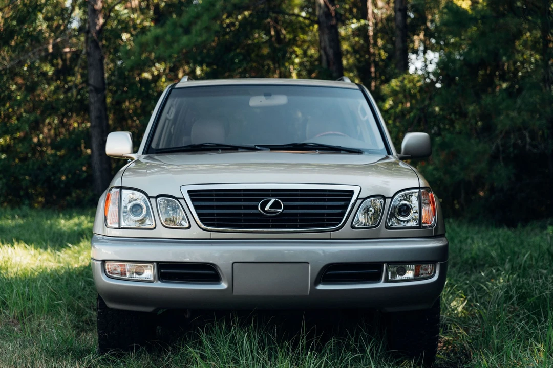 2001 Lexus LX 2nd Gen - Image 19 of 31