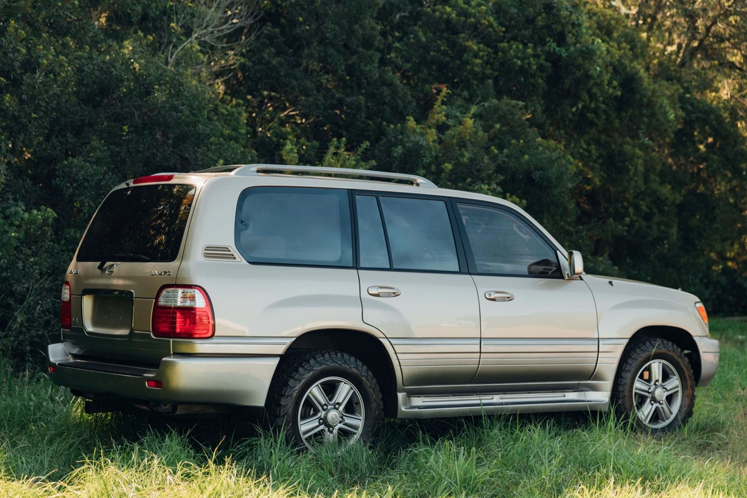 2001 Lexus LX 2nd Gen - Image 16 of 31