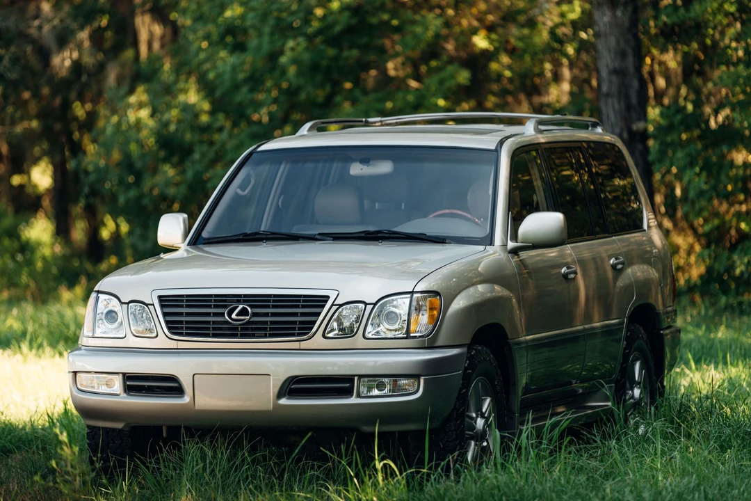 2001 Lexus LX 2nd Gen - Image 4 of 31