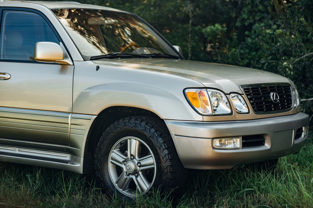2001 Lexus LX 2nd Gen - Image 24 of 31
