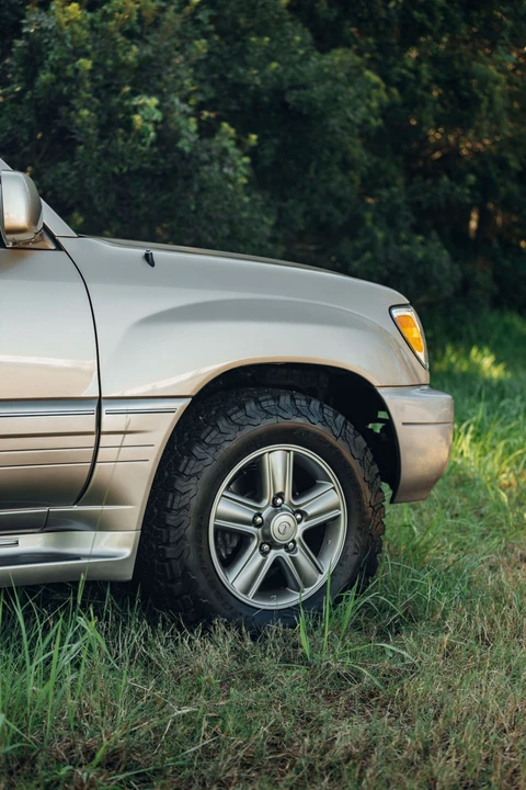 2001 Lexus LX 2nd Gen - Image 27 of 31