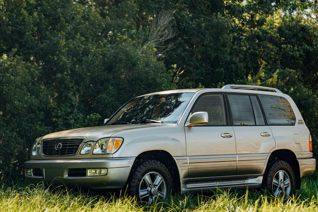 2001 Lexus LX 2nd Gen - Image 6 of 31