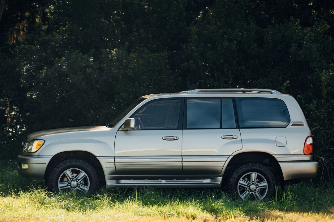 2001 Lexus LX 2nd Gen - Image 11 of 31