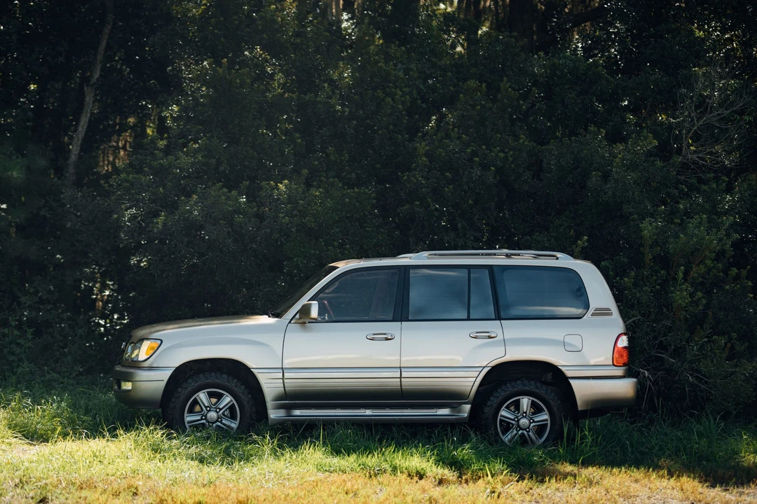 2001 Lexus LX 2nd Gen - Image 10 of 31