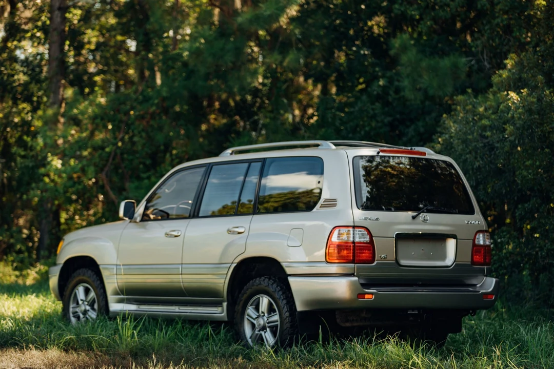 2001 Lexus LX 2nd Gen - Image 14 of 31