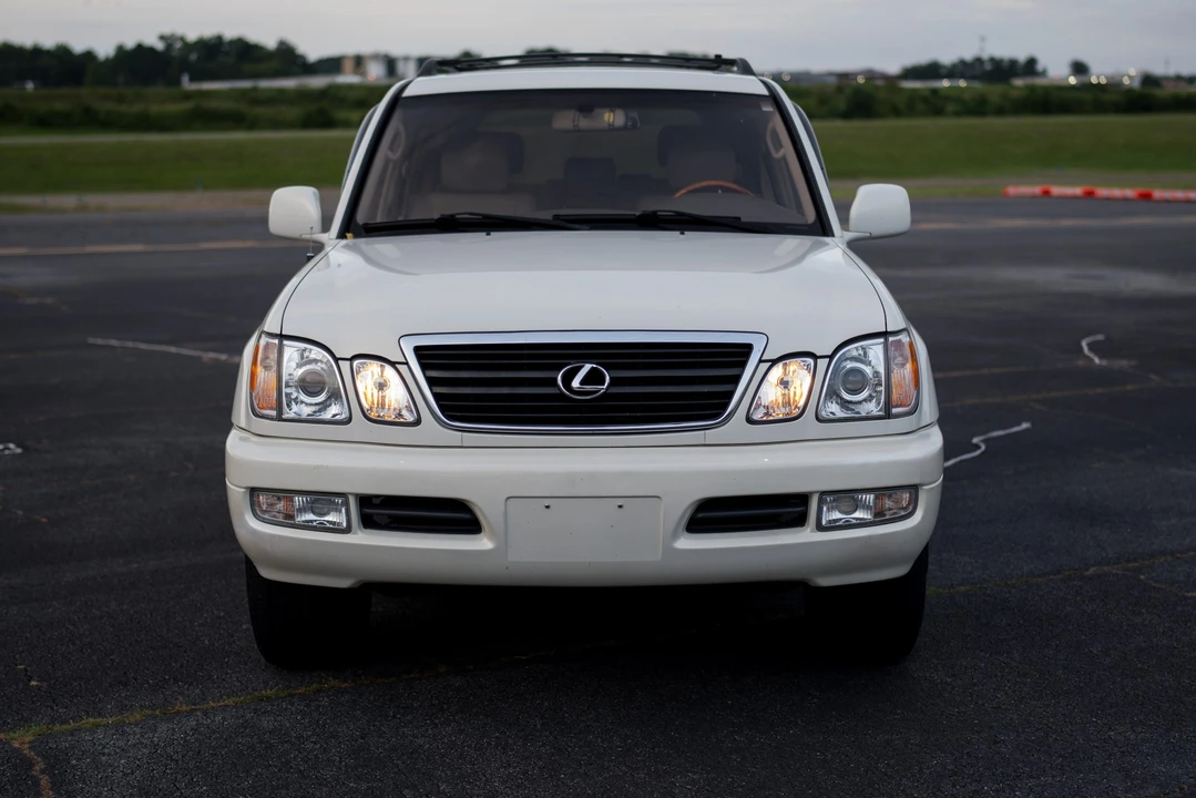 2001 Lexus LX 2nd Gen - Image 26 of 31