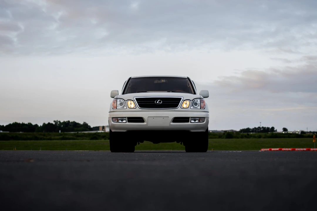 2001 Lexus LX 2nd Gen - Image 23 of 31