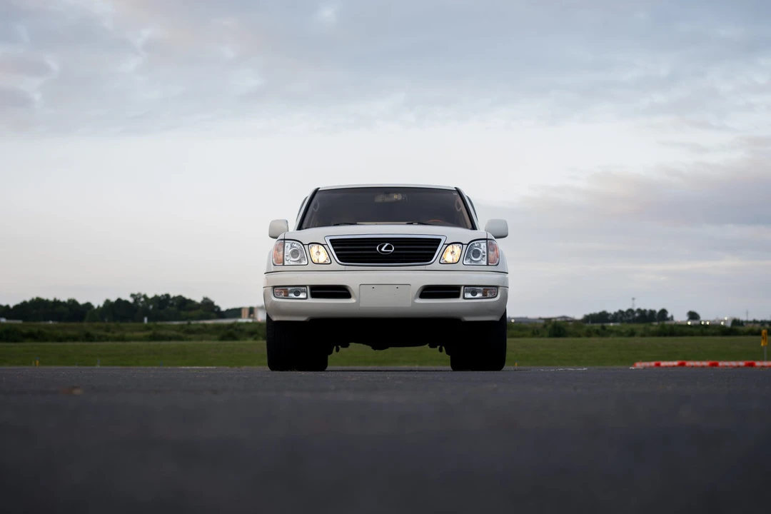 2001 Lexus LX 2nd Gen - Image 22 of 31