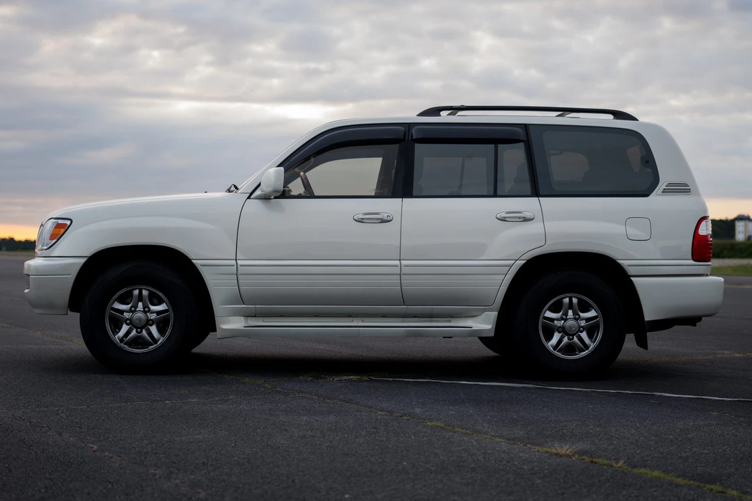 2001 Lexus LX 2nd Gen - Image 9 of 31