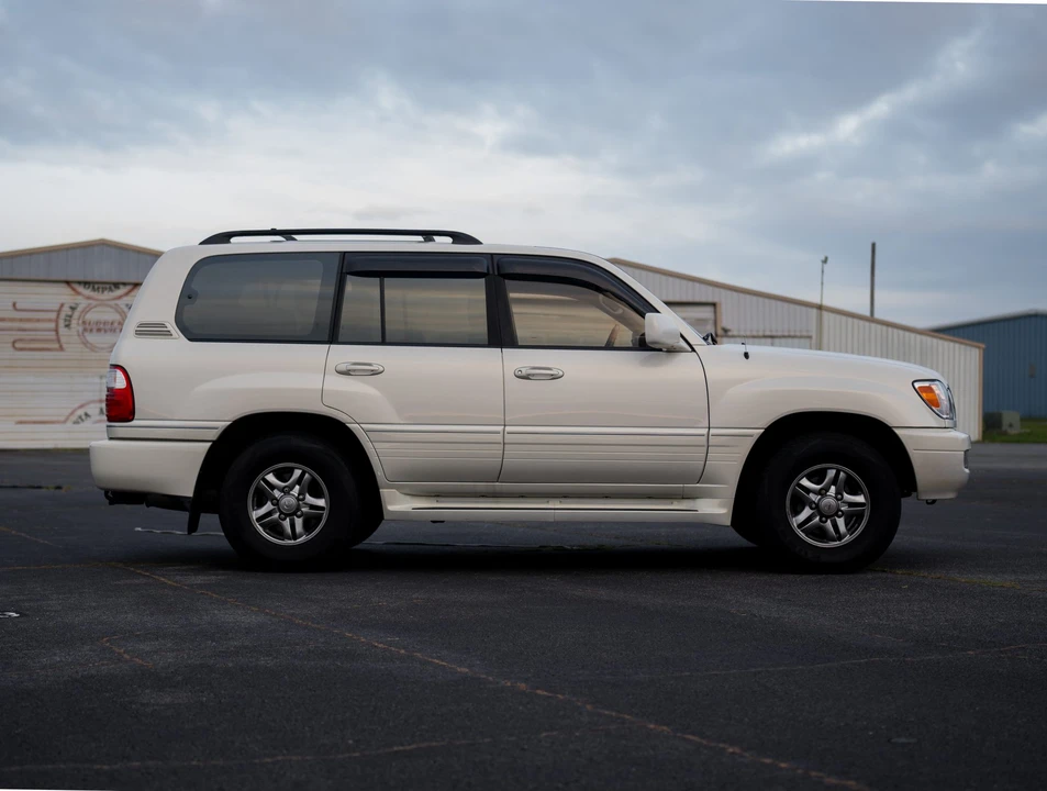 2001 Lexus LX 2nd Gen - Image 18 of 31