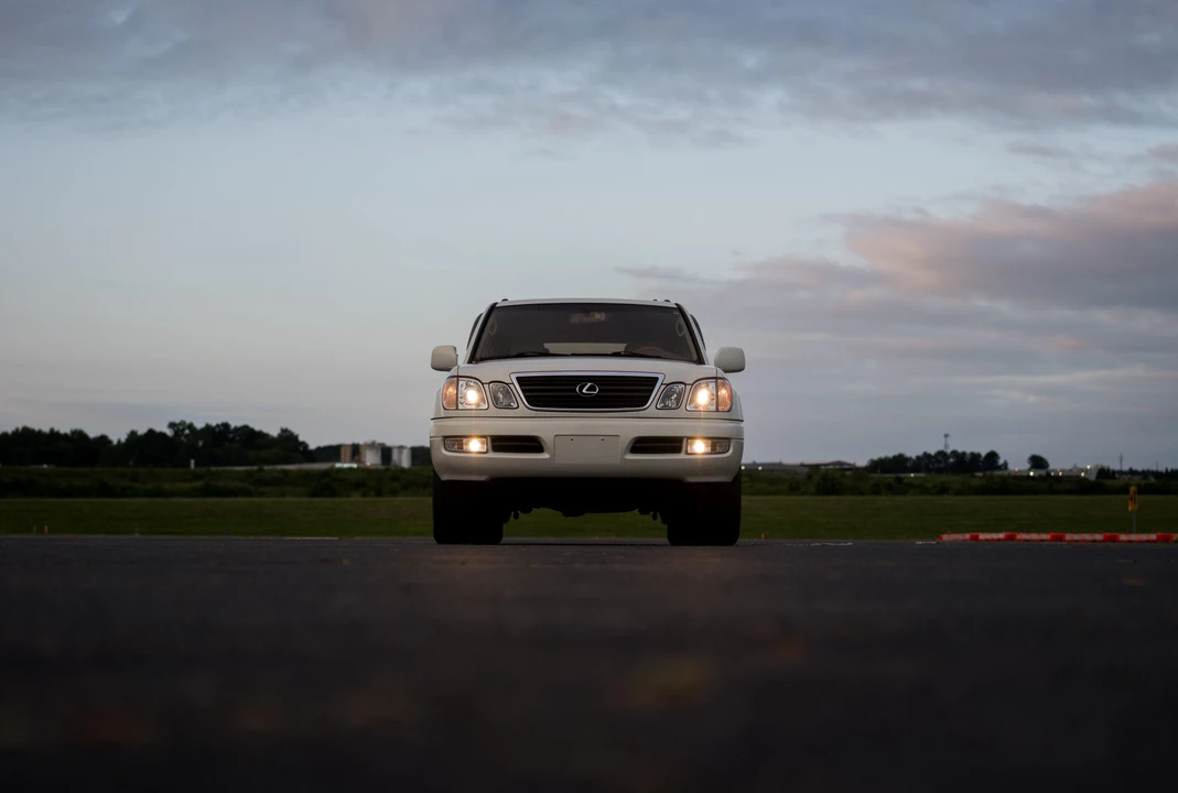 2001 Lexus LX 2nd Gen - Image 24 of 31