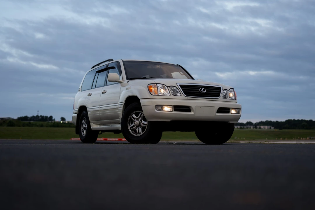 2001 Lexus LX 2nd Gen - Image 21 of 31