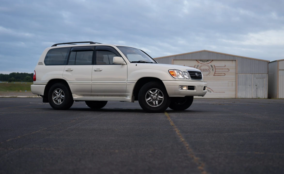 2001 Lexus LX 2nd Gen - Image 19 of 31