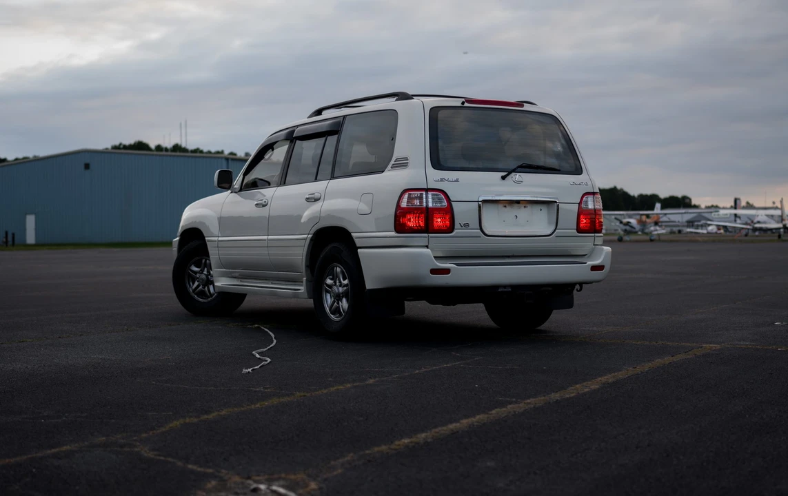 2001 Lexus LX 2nd Gen - Image 11 of 31