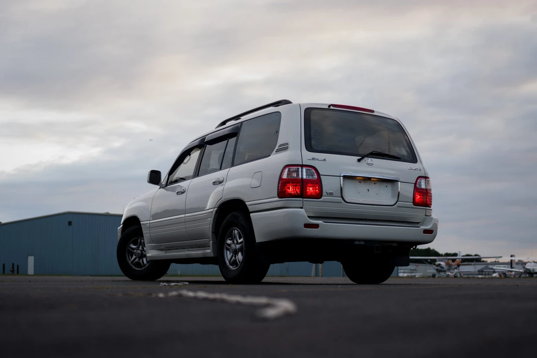 2001 Lexus LX 2nd Gen - Image 12 of 31