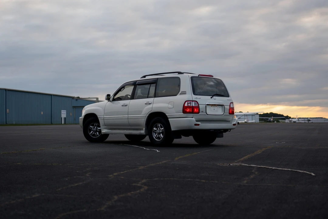 2001 Lexus LX 2nd Gen - Image 10 of 31