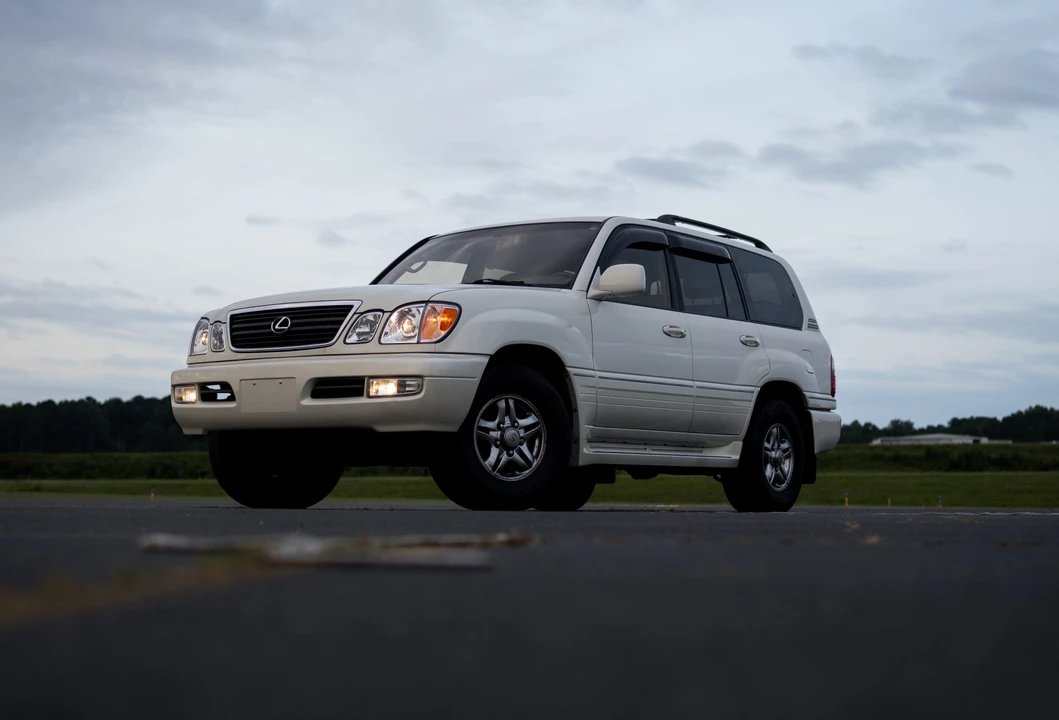 2001 Lexus LX 2nd Gen - Image 7 of 31