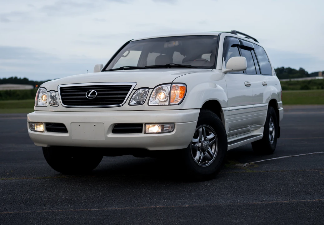 2001 Lexus LX 2nd Gen - Image 5 of 31
