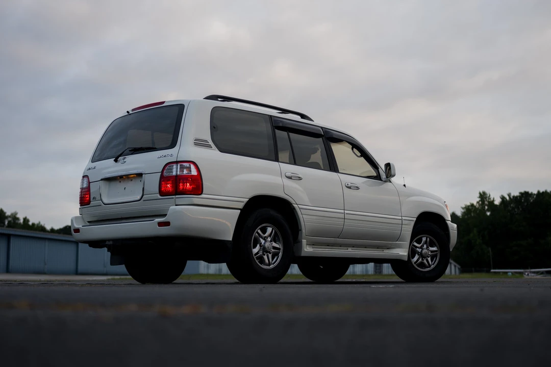 2001 Lexus LX 2nd Gen - Image 17 of 31