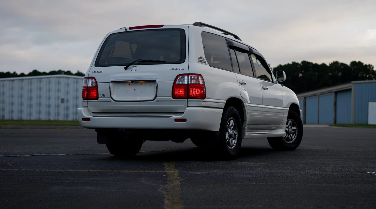 2001 Lexus LX 2nd Gen - Image 16 of 31
