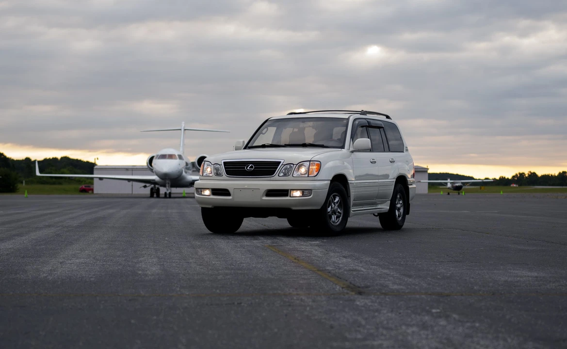 2001 Lexus LX 2nd Gen - Image 4 of 31