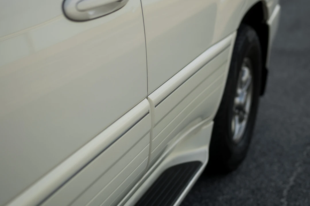 2001 Lexus LX 2nd Gen - Image 29 of 31