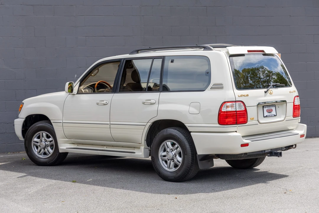 2001 Lexus LX 2nd Gen - Image 23 of 31