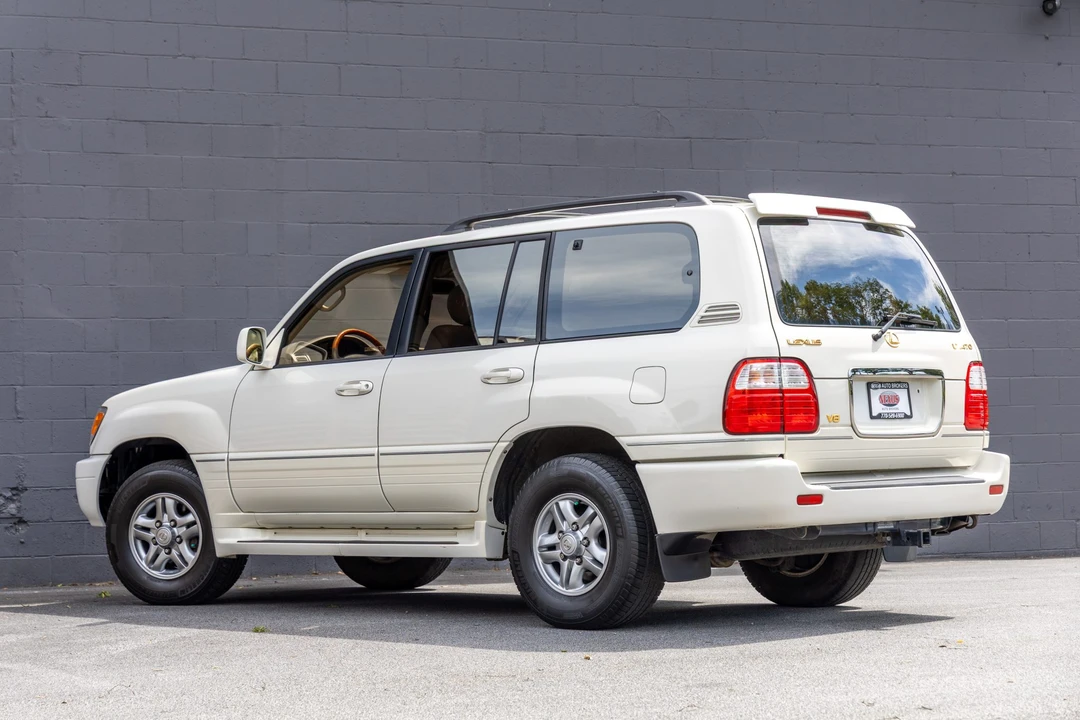 2001 Lexus LX 2nd Gen - Image 24 of 31