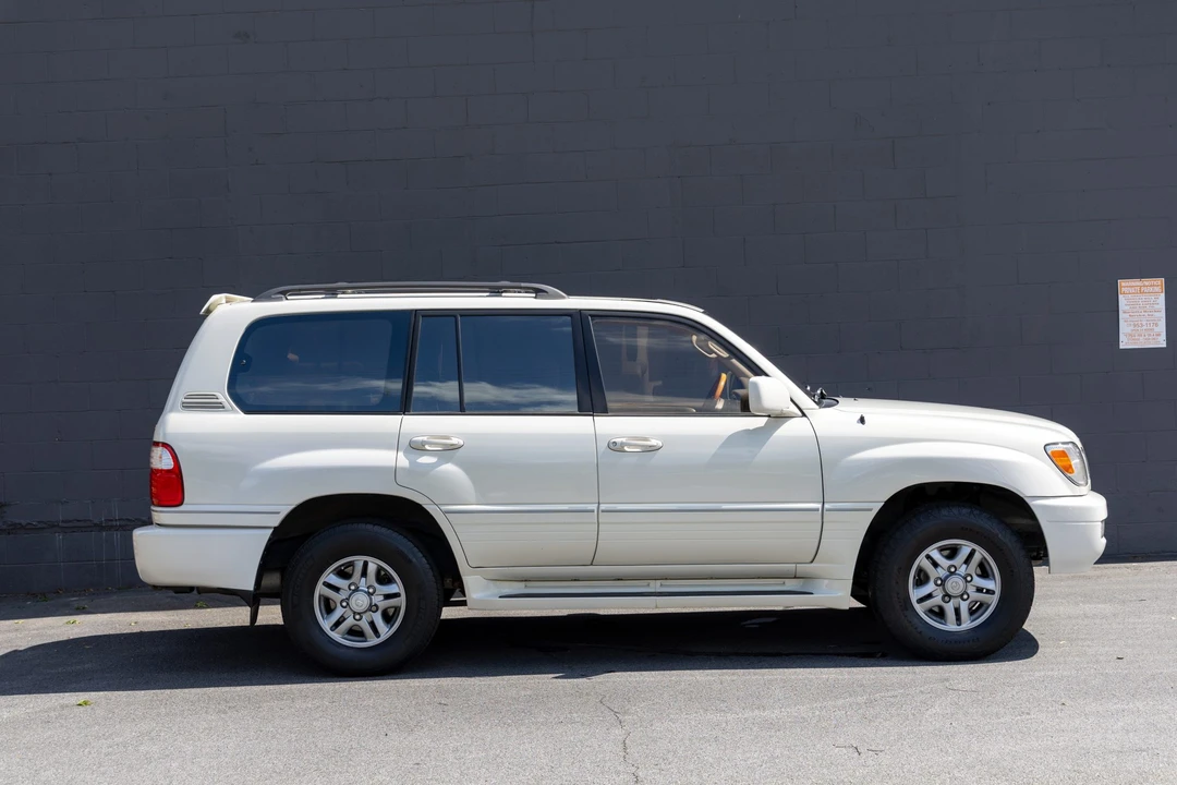 2001 Lexus LX 2nd Gen - Image 17 of 31