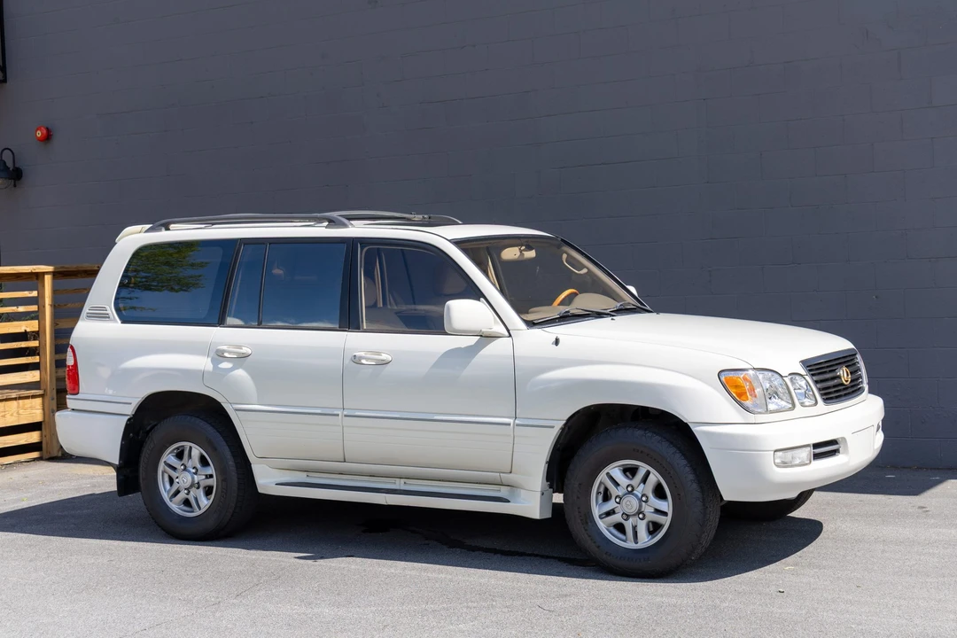 2001 Lexus LX 2nd Gen - Image 14 of 31