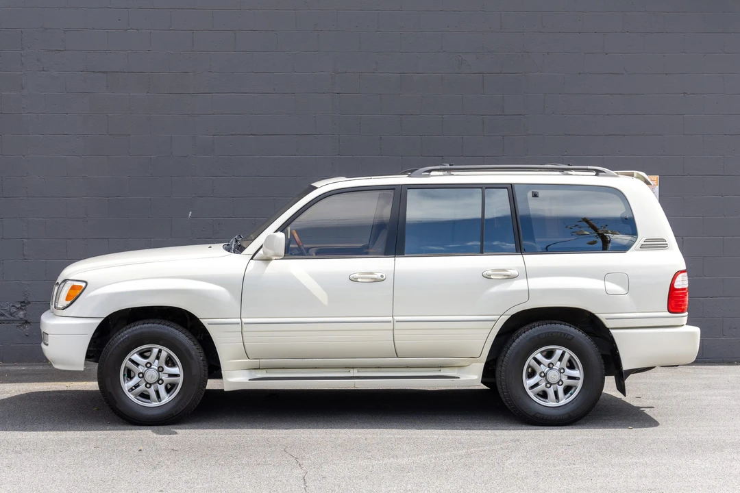 2001 Lexus LX 2nd Gen - Image 26 of 31