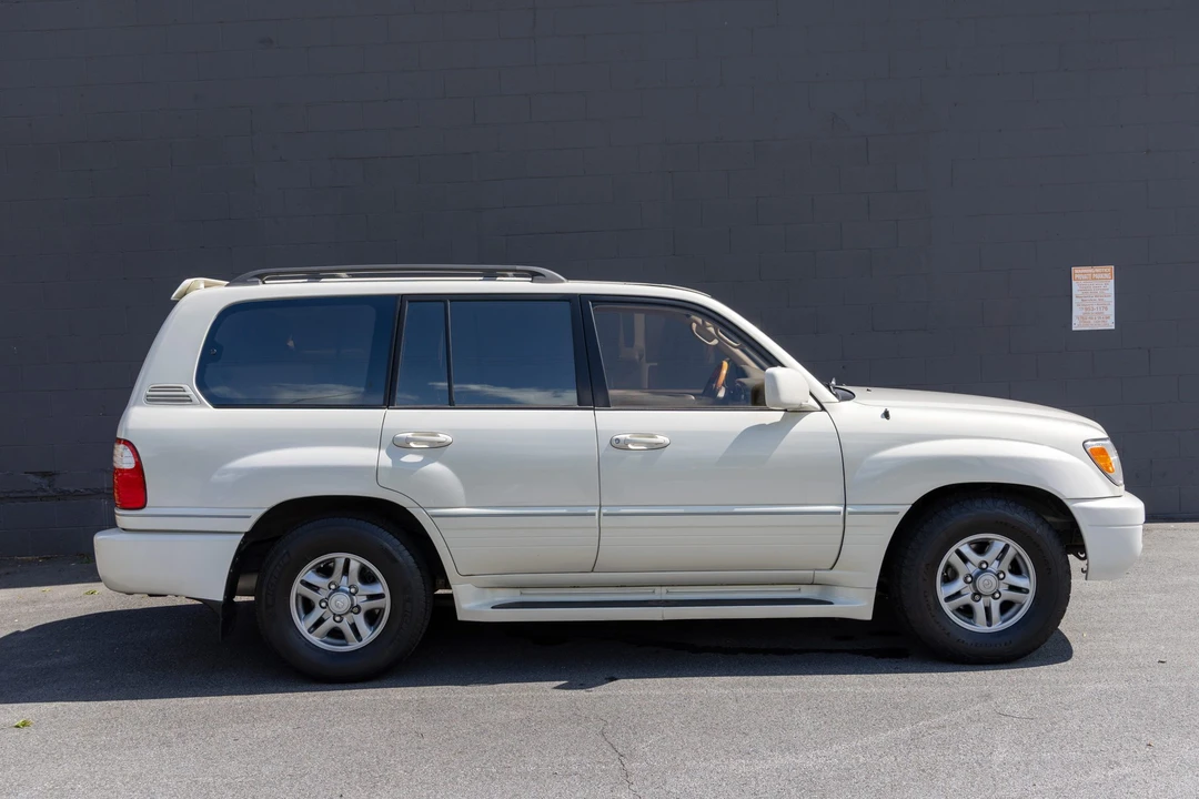 2001 Lexus LX 2nd Gen - Image 16 of 31