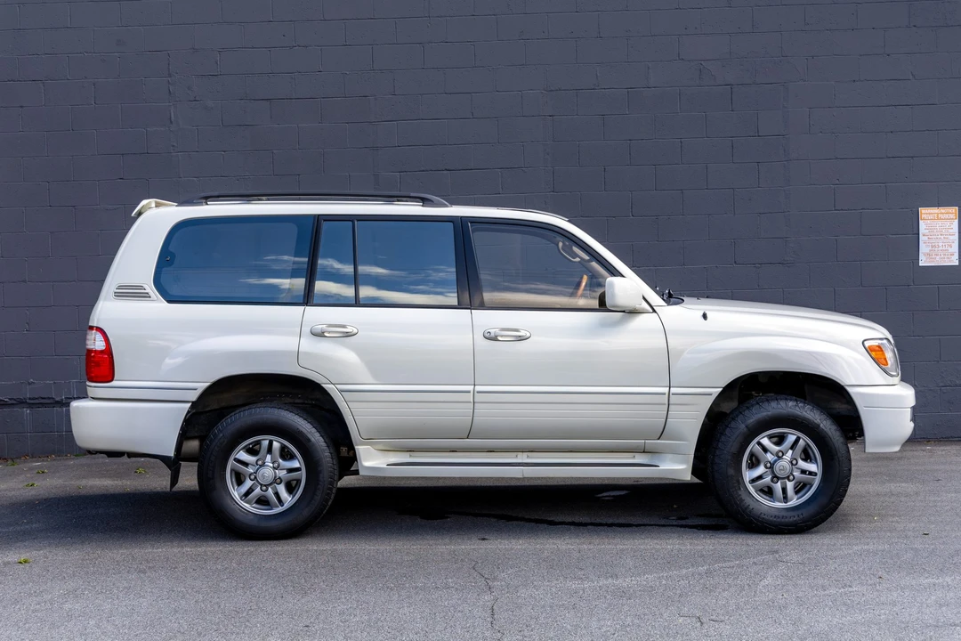 2001 Lexus LX 2nd Gen - Image 15 of 31