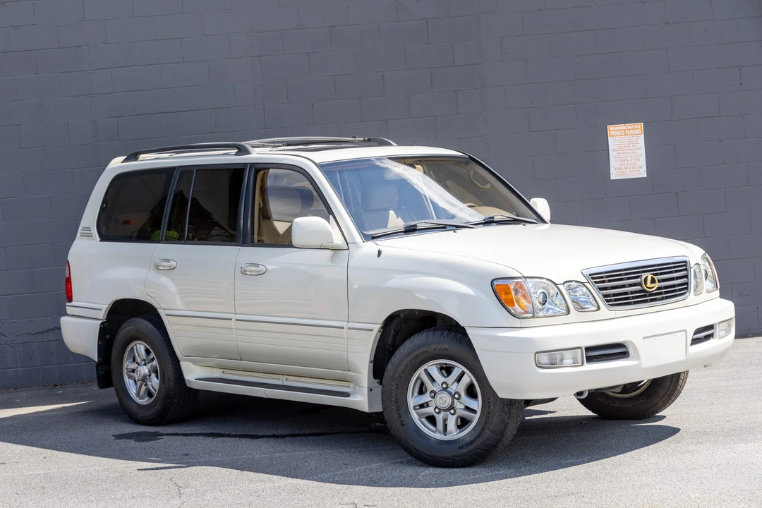 2001 Lexus LX 2nd Gen - Image 11 of 31