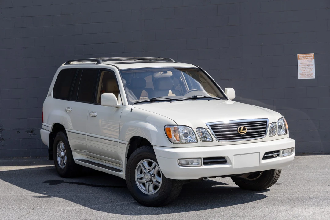 2001 Lexus LX 2nd Gen - Image 10 of 31