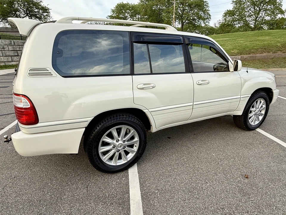 2001 Lexus LX 2nd Gen - Image 10 of 31