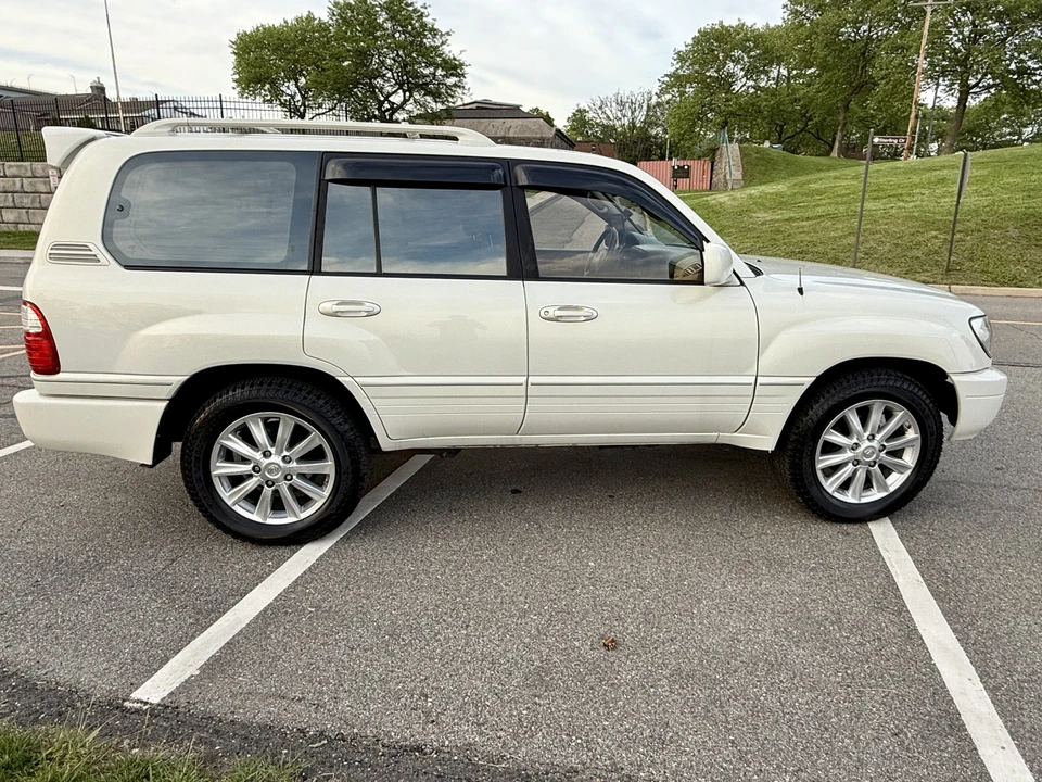 2001 Lexus LX 2nd Gen - Image 11 of 31