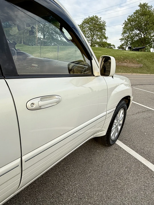 2001 Lexus LX 2nd Gen - Image 29 of 31